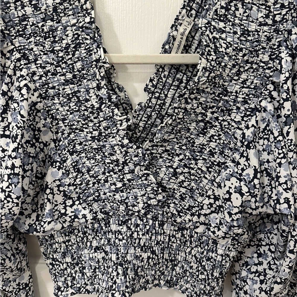 Abercrombie Cinched and Smocked Floral Top Sz S - Picture 2 of 5